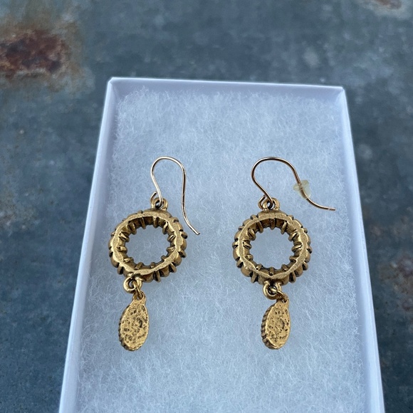 Metropolitan Museum 14k gold plated circular Pearl Earrings with precious stones - Picture 3 of 5